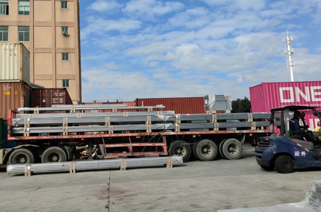 Topfencesolar bidalketa eguneratzea: ZAM altzairuzko lurrerako muntatzeko egiturak Koreara bidali dira Xiamen fabrikatik